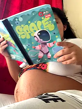 Snapshot of moncerrat_luna chatting on October 5, 2025, 9:49 pm moncerrat luna online show from October 5, 2025, 9:49 pm