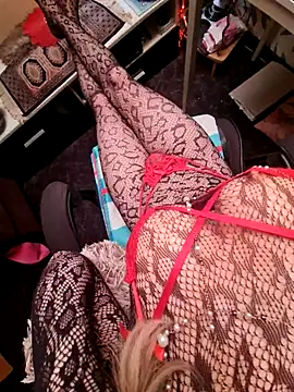 zozz95 online show from May 10, 2026, 4:27 am