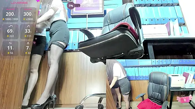 Snapshot of Office_Sexy chatting on September 19, 2025, 2:32 pm Office Sexy online show from September 19, 2025, 2:32 pm