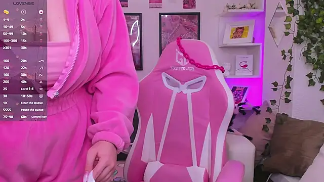 Snapshot of art_lovee chatting on October 15, 2025, 2:10 am art lovee online show from October 15, 2025, 2:10 am