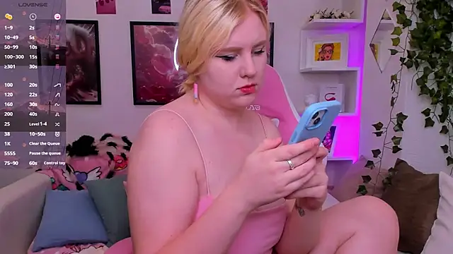 Snapshot of art_lovee chatting on September 29, 2025, 1:23 am art lovee online show from September 29, 2025, 1:23 am