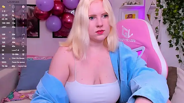 Snapshot of art_lovee chatting on October 6, 2025, 1:40 am art lovee online show from October 6, 2025, 1:40 am