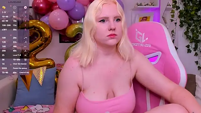 Snapshot of art_lovee chatting on October 7, 2025, 1:17 am art lovee online show from October 7, 2025, 1:17 am