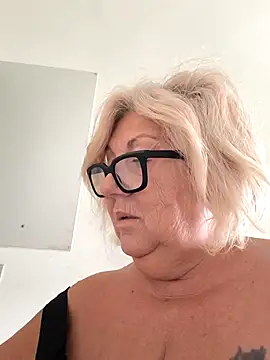 Snapshot of Merilulla chatting on October 9, 2025, 1:22 pm Merilulla online show from October 9, 2025, 1:22 pm