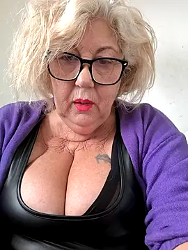 Snapshot of Merilulla chatting on October 28, 2025, 11:53 am Merilulla online show from October 28, 2025, 11:53 am