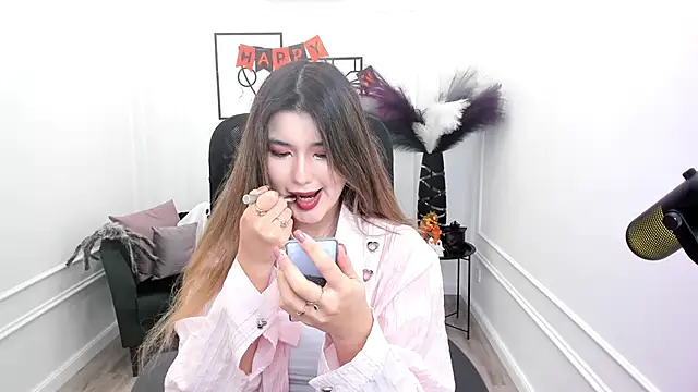 AnneTLi online show from October 22, 2025, 3:39 am