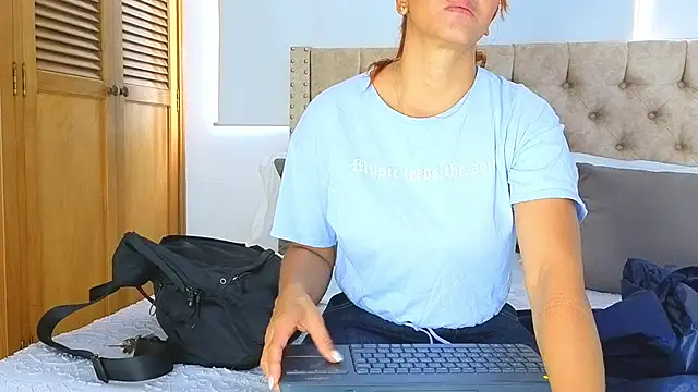 Snapshot of KeryHillson chatting on October 29, 2025, 1:32 pm KeryHillson online show from October 29, 2025, 1:32 pm