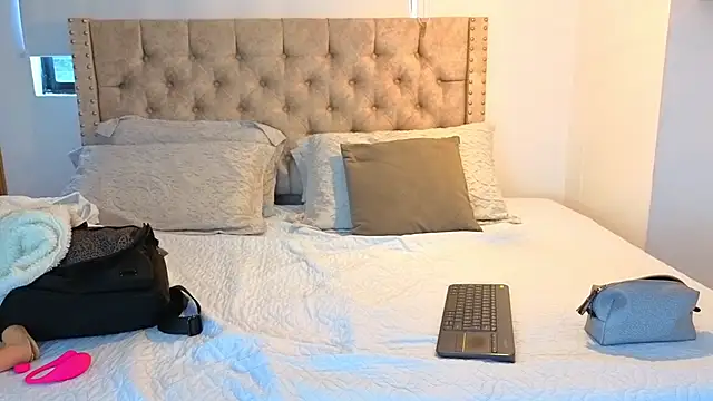 KeryHillson online show from December 2, 2025, 11:56 am