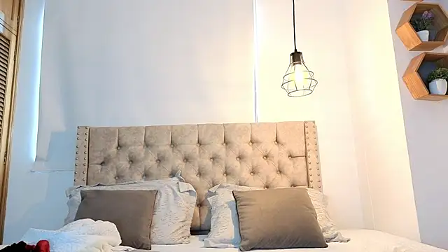 KeryHillson online show from November 19, 2025, 12:16 pm