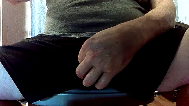 Snapshot of Auger chatting on October 5, 2025, 9:05 pm Auger online show from October 5, 2025, 9:05 pm