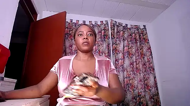 yselahot online show from February 3, 2025, 11:47 pm
