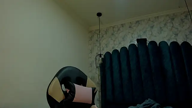 nalalye cruzz  online show from November 6, 2025, 3:21 am