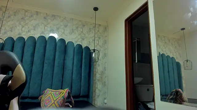 Snapshot of nalalye_cruzz_ chatting on October 18, 2025, 2:35 am nalalye cruzz online show from October 18, 2025, 2:35 am