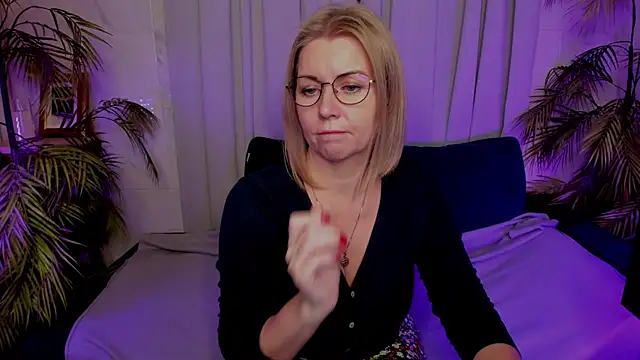 Annie Light online show from November 10, 2025, 5:45 am