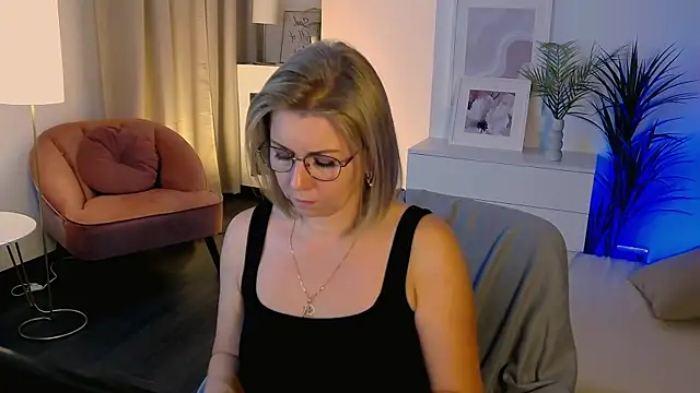 Annie Light online show from October 7, 2025, 6:03 am