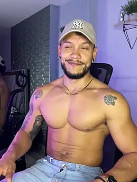 Snapshot of ARON_TAYLER01 chatting on September 27, 2025, 10:32 am ARON TAYLER01 online show from September 27, 2025, 10:32 am