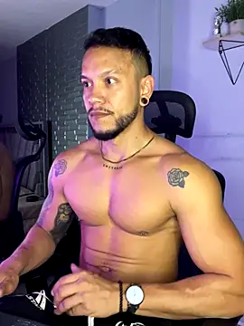 Snapshot of ARON_TAYLER01 chatting on September 30, 2025, 10:32 am ARON TAYLER01 online show from September 30, 2025, 10:32 am