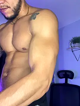 Snapshot of ARON_TAYLER01 chatting on September 17, 2025, 10:28 am ARON TAYLER01 online show from September 17, 2025, 10:28 am