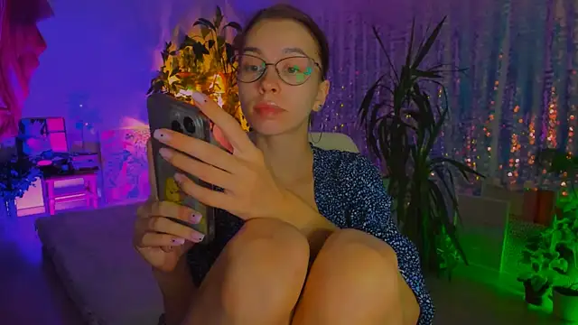 poli   online show from October 4, 2025, 7:04 pm