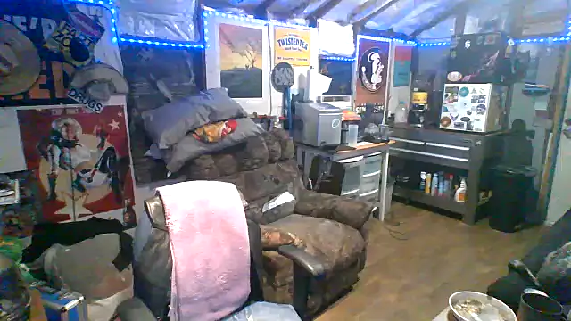 Snapshot of CloudDadddyyy420 chatting on October 11, 2025, 8:37 am CloudDadddyyy420 online show from October 11, 2025, 8:37 am