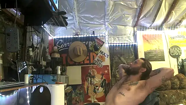 Snapshot of CloudDadddyyy420 chatting on October 21, 2025, 11:04 pm CloudDadddyyy420 online show from October 21, 2025, 11:04 pm