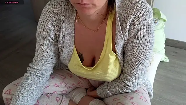 Snapshot of Claraxxxxx chatting on December 16, 2024, 12:16 pm Claraxxxxx online show from December 16, 2024, 12:16 pm