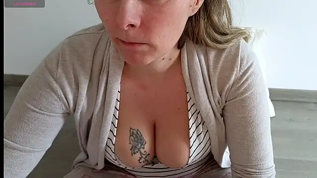 Snapshot of Claraxxxxx chatting on February 5, 2025, 2:05 pm Claraxxxxx online show from February 5, 2025, 2:05 pm