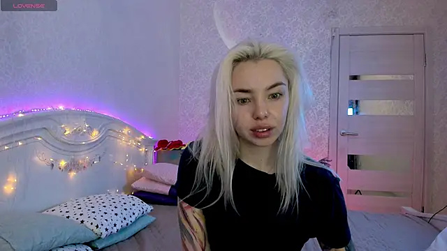 Snapshot of LillyMoure_ chatting on October 6, 2025, 11:16 pm LillyMoure online show from October 6, 2025, 11:16 pm