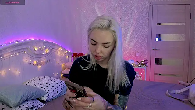 Snapshot of LillyMoure_ chatting on September 26, 2025, 11:22 pm LillyMoure online show from September 26, 2025, 11:22 pm