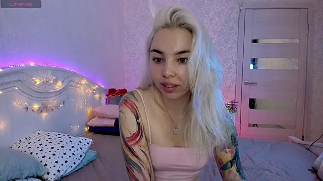 Snapshot of LillyMoure_ chatting on September 29, 2025, 11:21 pm LillyMoure online show from September 29, 2025, 11:21 pm