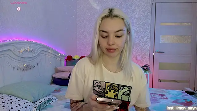 Snapshot of LillyMoure_ chatting on October 16, 2025, 11:24 pm LillyMoure online show from October 16, 2025, 11:24 pm