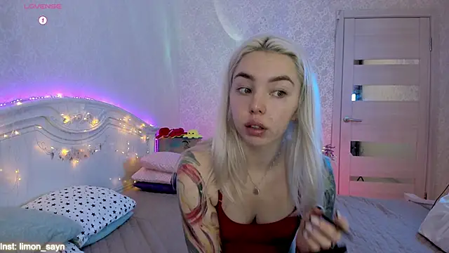 Snapshot of LillyMoure_ chatting on October 2, 2025, 11:30 pm LillyMoure online show from October 2, 2025, 11:30 pm