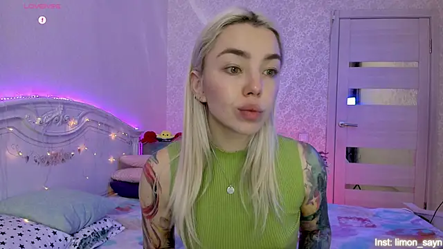 Snapshot of LillyMoure_ chatting on October 17, 2025, 11:28 pm LillyMoure online show from October 17, 2025, 11:28 pm