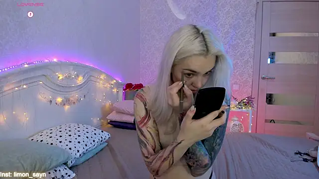 Snapshot of LillyMoure_ chatting on October 1, 2025, 11:19 pm LillyMoure online show from October 1, 2025, 11:19 pm