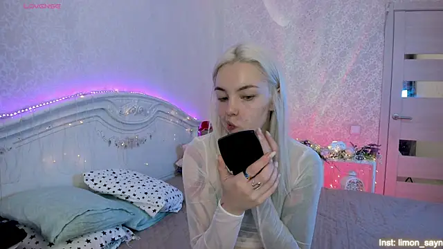 Snapshot of LillyMoure_ chatting on September 21, 2025, 11:32 pm LillyMoure online show from September 21, 2025, 11:32 pm