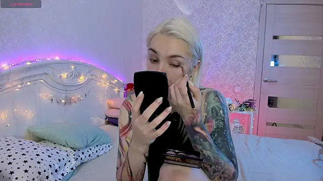 Snapshot of LillyMoure_ chatting on September 19, 2025, 11:42 pm LillyMoure online show from September 19, 2025, 11:42 pm