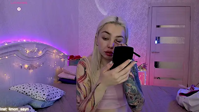 Snapshot of LillyMoure_ chatting on October 5, 2025, 11:39 pm LillyMoure online show from October 5, 2025, 11:39 pm