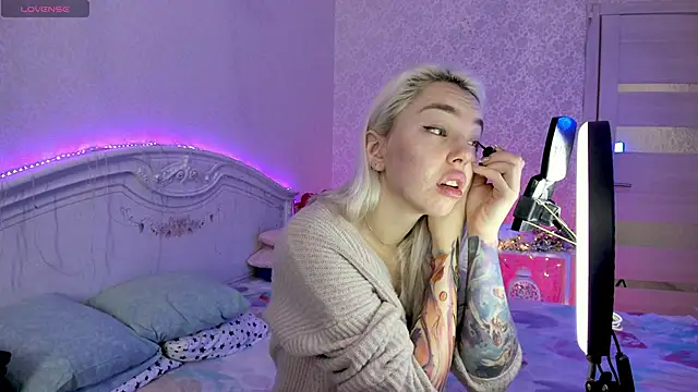 LillyMoure  online show from November 15, 2025, 11:20 pm