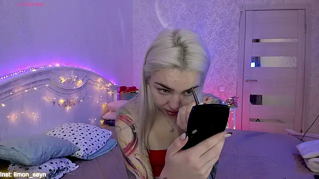 Snapshot of LillyMoure_ chatting on September 27, 2025, 11:33 pm LillyMoure online show from September 27, 2025, 11:33 pm