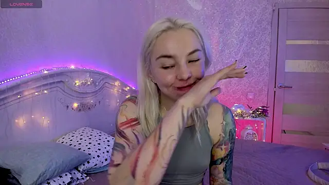 Snapshot of LillyMoure_ chatting on September 25, 2025, 1:00 am LillyMoure online show from September 25, 2025, 1:00 am