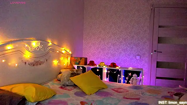 LillyMoure  online show from March 27, 2026, 11:38 pm