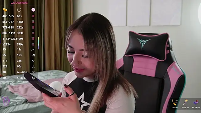 Fiona-Love online show from November 4, 2025, 4:33 pm