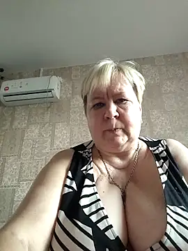 Snapshot of EffectFiona chatting on October 6, 2025, 12:39 pm EffectFiona online show from October 6, 2025, 12:39 pm