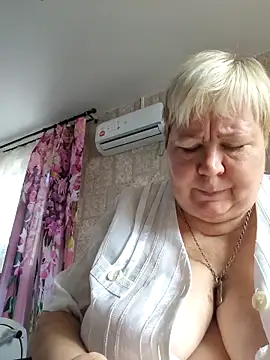 Snapshot of EffectFiona chatting on September 22, 2025, 4:29 am EffectFiona online show from September 22, 2025, 4:29 am