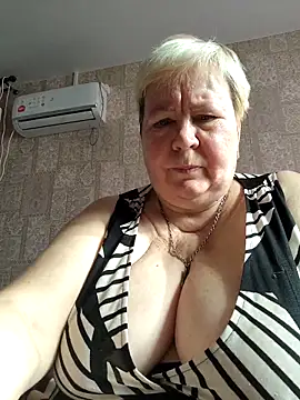 Snapshot of EffectFiona chatting on October 4, 2025, 5:53 am EffectFiona online show from October 4, 2025, 5:53 am