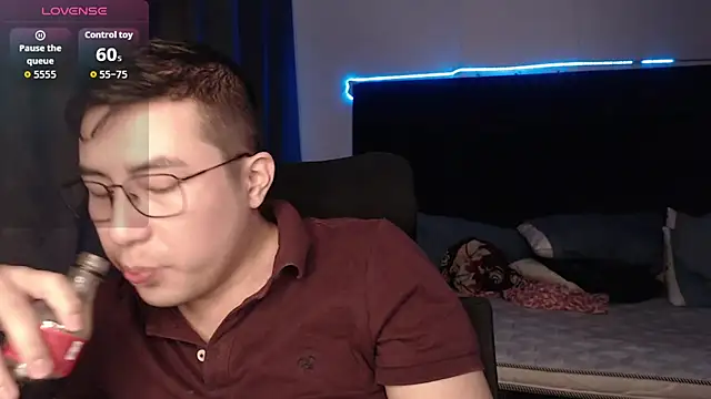 Snapshot of andrewmhilton_ chatting on December 5, 2025, 2:32 am andrewmhilton online show from December 5, 2025, 2:32 am