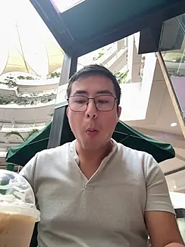 Snapshot of andrewmhilton_ chatting on February 18, 2026, 3:30 pm andrewmhilton online show from February 18, 2026, 3:30 pm