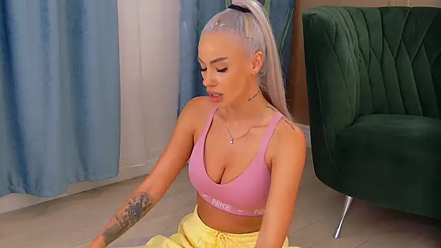 Snapshot of Bailey_Rush chatting on October 12, 2025, 2:40 pm Bailey Rush online show from October 12, 2025, 2:40 pm