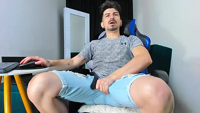 Snapshot of LiamCossio_ chatting on January 8, 2025, 11:30 pm LiamCossio online show from January 8, 2025, 11:30 pm