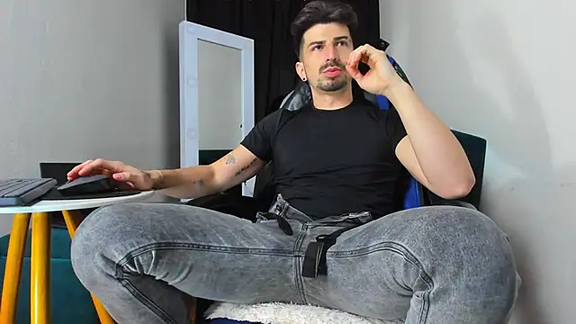 Snapshot of LiamCossio_ chatting on January 10, 2025, 6:42 am LiamCossio online show from January 10, 2025, 6:42 am